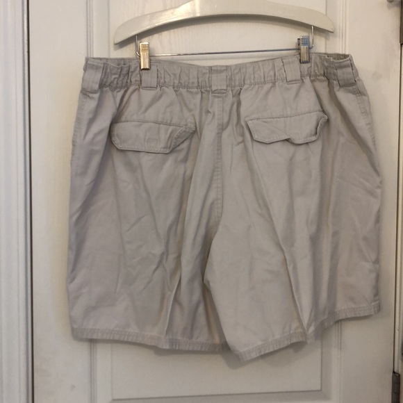 😊 Men’s basics classic cargo khaki shorts 100% cotton size 2X. NWOT - Picture 3 of 3